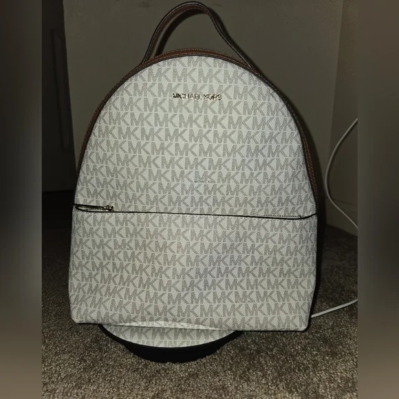 NWT Michael Kors Sheila Medium Logo Backpack - Picture 4 of 11